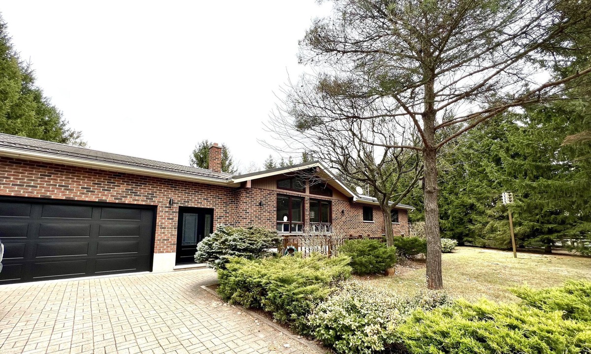 Lambton Shores Cottage | 3 Bedroom Bungalow, Walk to the Beach!