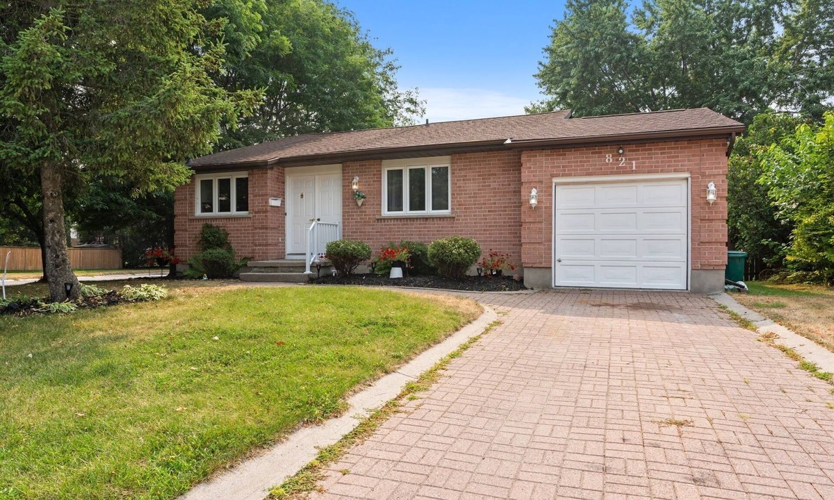 Amherstview House | 3 Bedroom Bungalow Quiet friendly neighborhood in West end. Entire Home