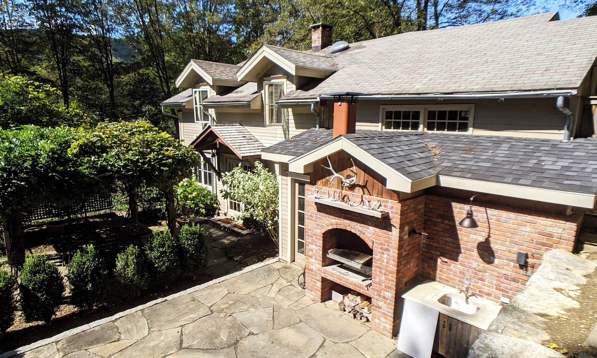 West Cornwall House | 3-Bedroom Cabin Getaway With Rustic Charm