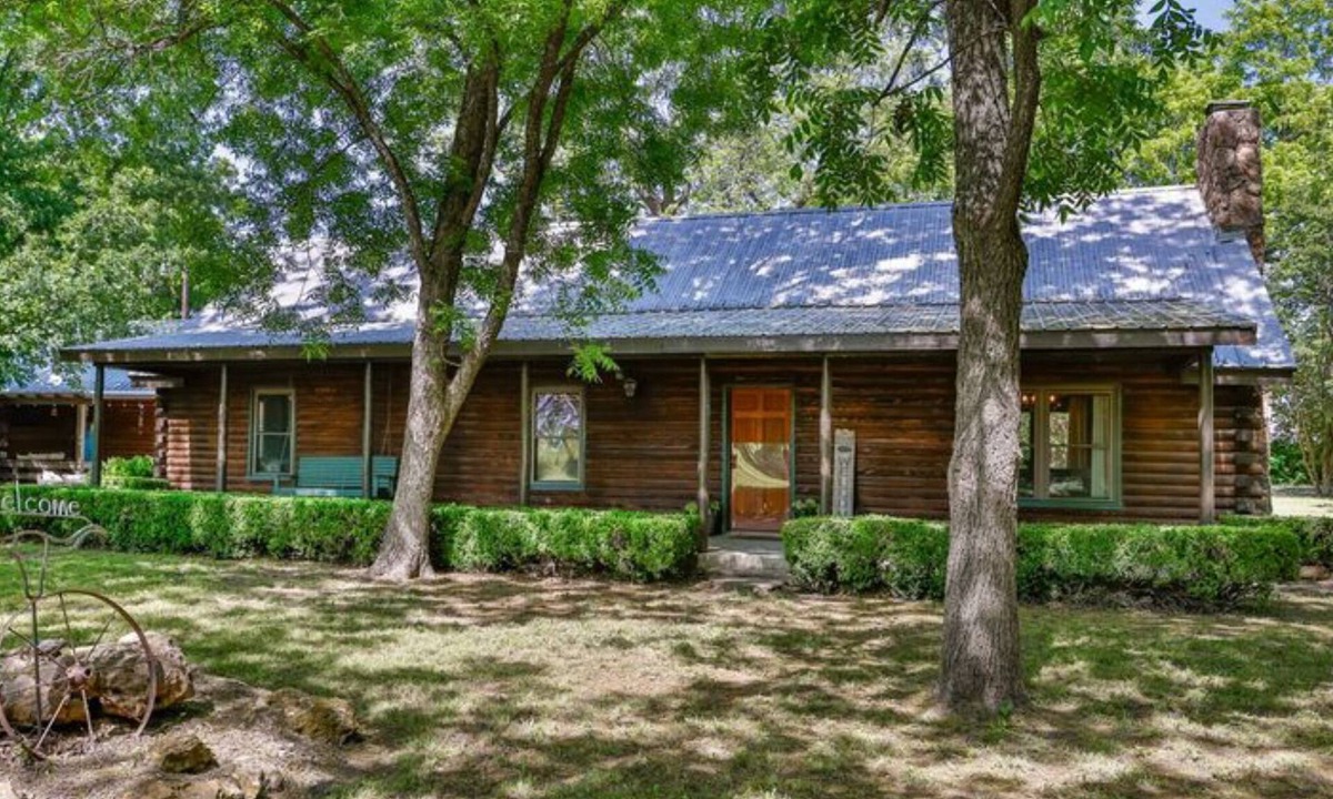 Valley View Cabin | 3-bedroom cabin in wonderful Valley View with hot tub! Sleeps 6!