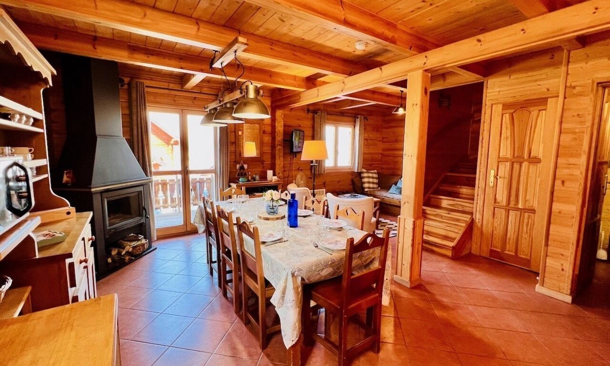 La Joue du Loup Ski Chalet | 3 bedroom cabin with pool