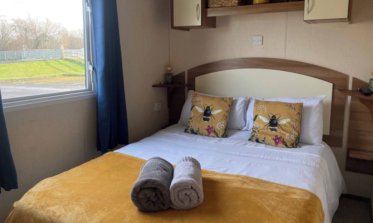 South Cerney Cabin | 3 Bedroom Caravan Sleep 6 Pet Friendly