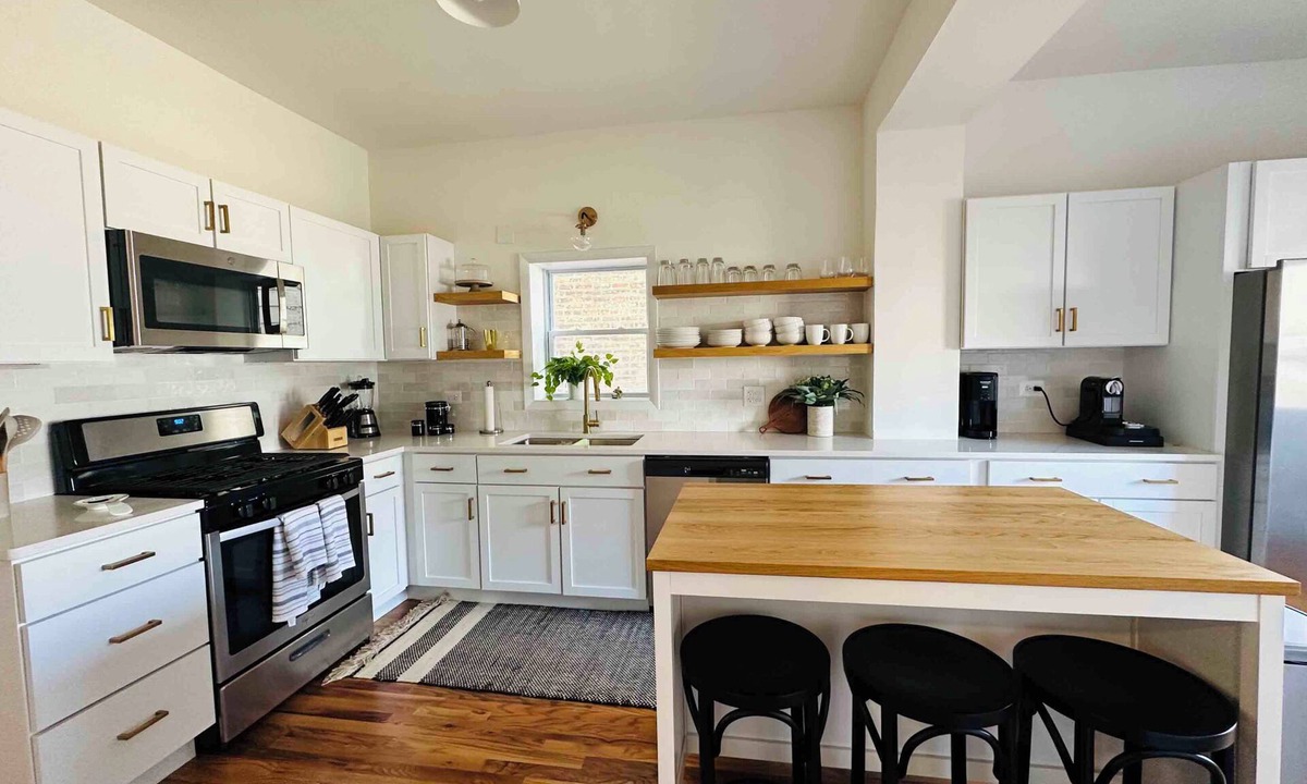 Ravenswood Manor Apartment | 3 Bedroom Chicago Apartment w/Large Kitchen & In-Unit Laundry