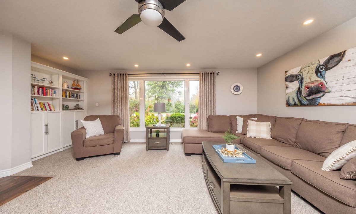 Point Clark House | 3 BEDROOM COTTAGE- 6 minute walk to Lake Huron Sandy beach. Sunsets, campfires