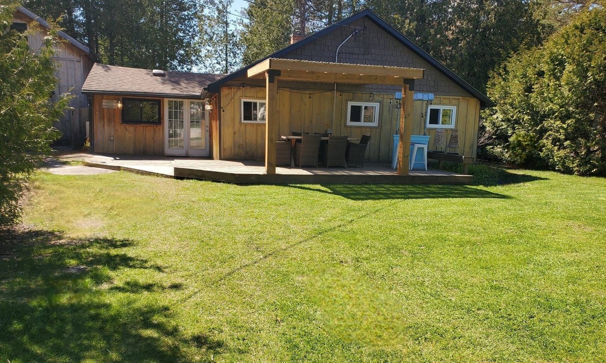 Sauble Beach Cottage | 3 Bedroom Cottage Backs on to Sauble Beach