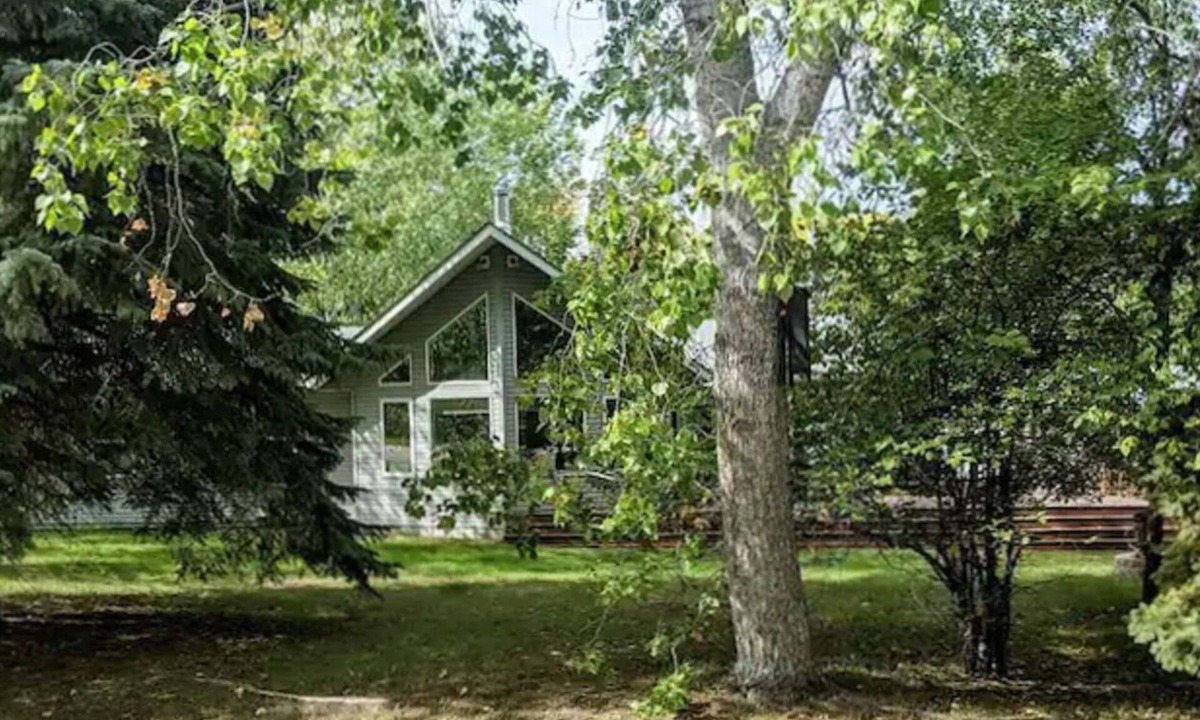 Grand Beach Cottage | 3 Bedroom Cottage - Sunroom + Patio + Fire Pit