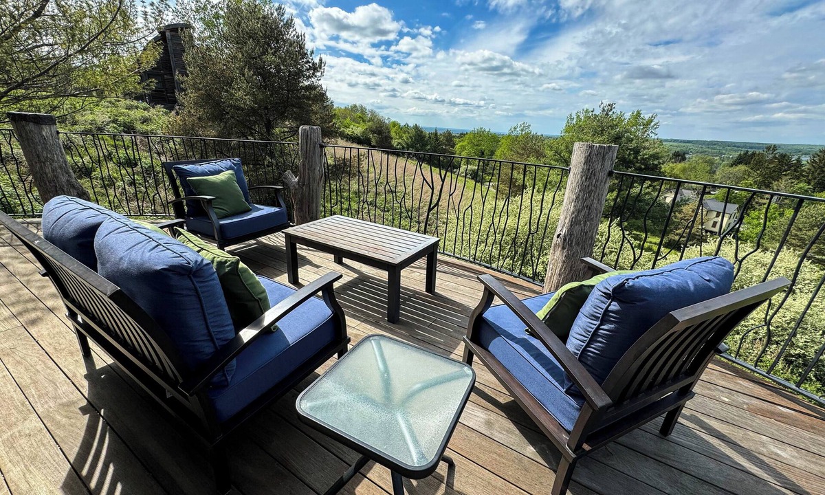 Ithaca House | 3 bedroom Custom Hilltop Getaway with Stunning Views!