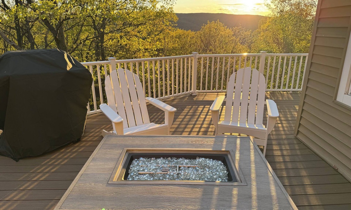 Cornwall House | 3 Bedroom Dream: Hudson Valley views, Woodbury Commons, West Point & Storm King