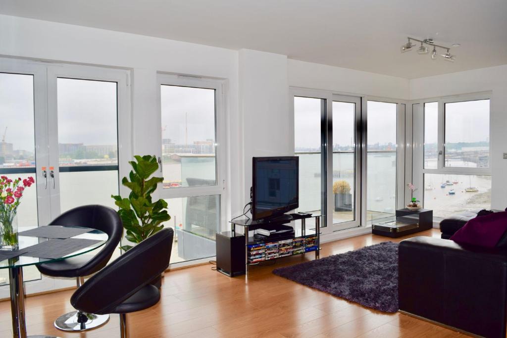 Peninsula Apartment | 3 Bedroom Dual-Aspect Flat With River Views