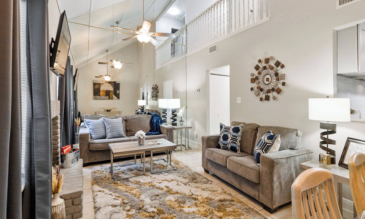 Lafayette House | 3 bedroom Family/Pet friendly Townhome