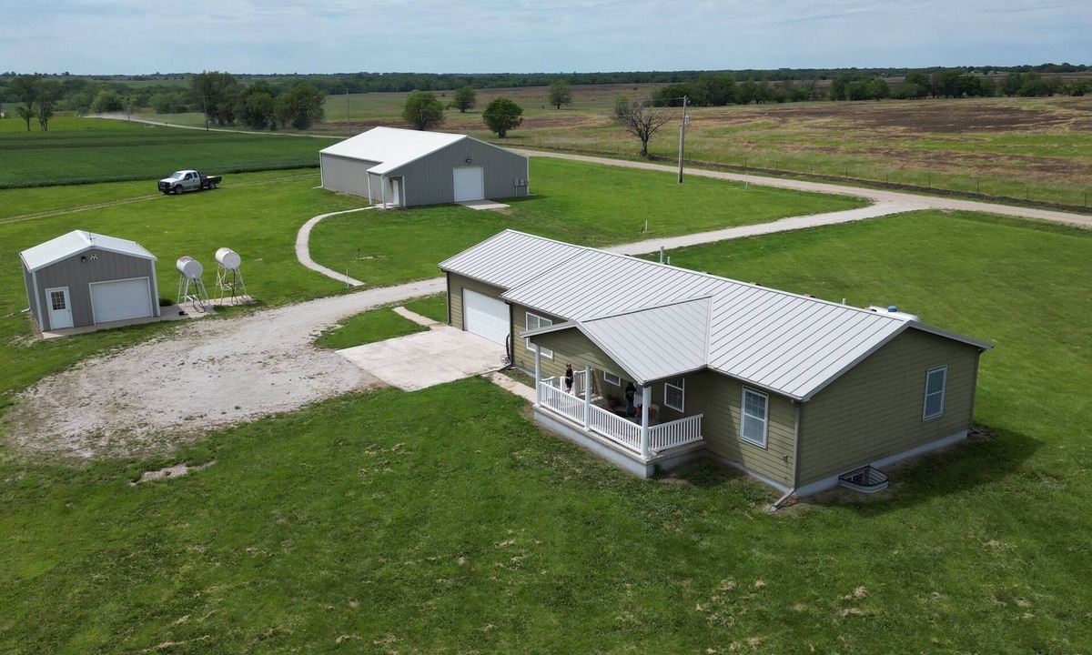 Lyon County Other | 3-bedroom farmhouse in peaceful Admire with cozy charm