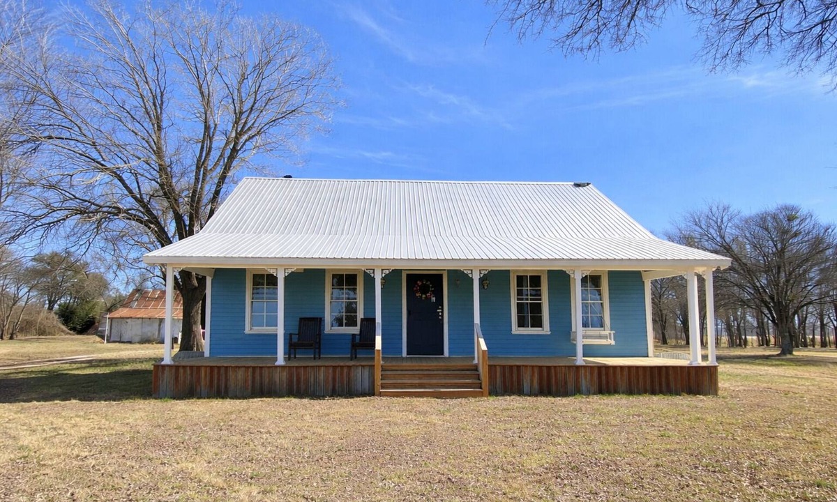 Rogers Other | 3-bedroom farmhouse on 2 acres.