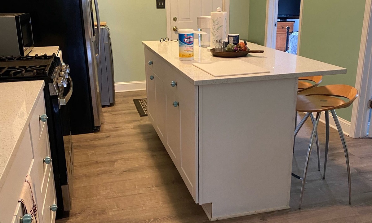 West Town Apartment | 3 bedroom- Great Location-Close to Transportation & Downtown
