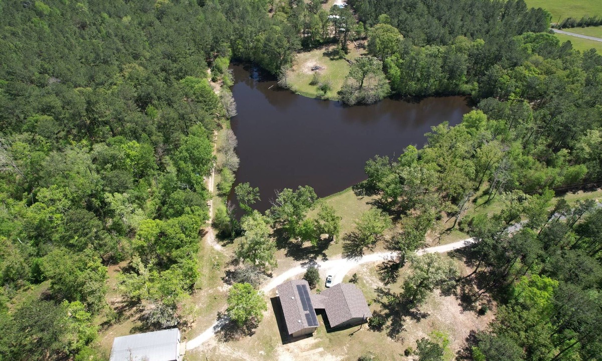 DeRidder Cabin | 3-bedroom Hickory Hill Lodge on a Lake, Sleeps 10 + 2 Living Spaces + 2 Kitchens