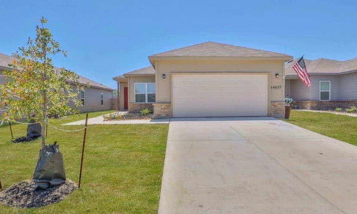 Elmendorf House | 3 Bedroom Home in Elmendorf/San Antonio