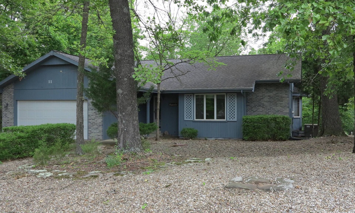 Bella Vista House | 3 Bedroom home overlooking wooded area, close to bike trails and Crystal Bridges