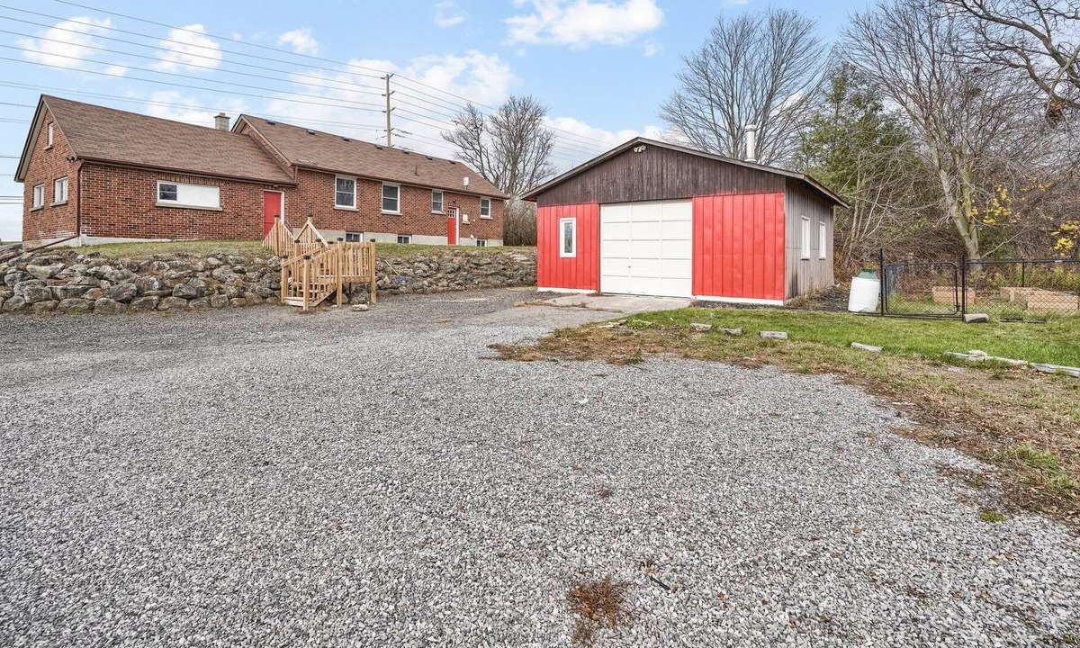Oshawa House | 3 Bedroom Home + Party Barn