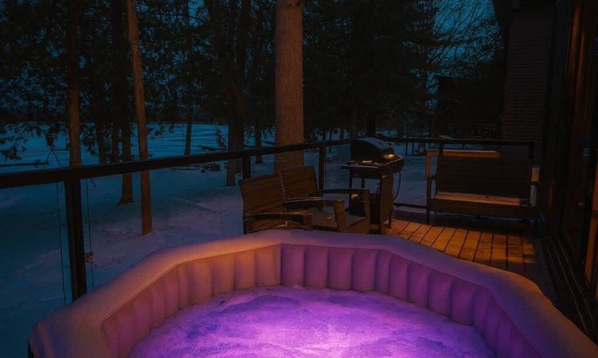 Lakefield Cabin | 3-bedroom Hot Tub Lakefront Villa Englewood #5