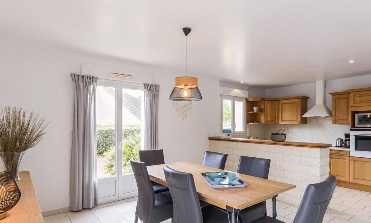 Gouville-sur-Mer Cottage | 3-bedroom house, near beach, pets allowed, parking