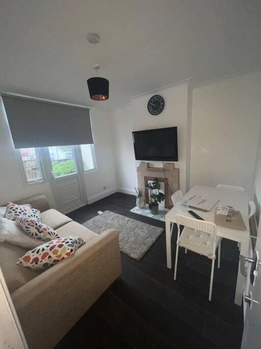 Thornton Heath Apartment | 3 Bedroom house Free parking