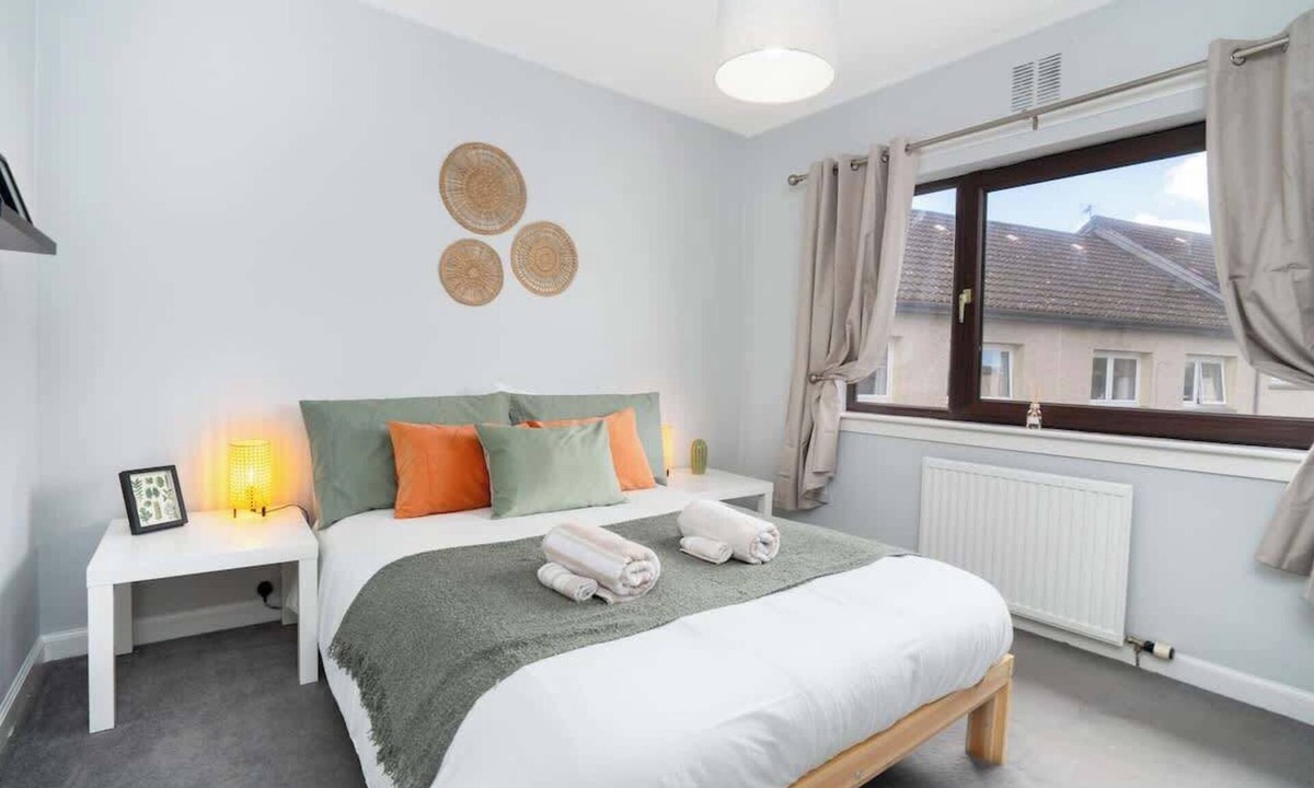 Dunfermline House | 3 Bedroom House - Free Parking