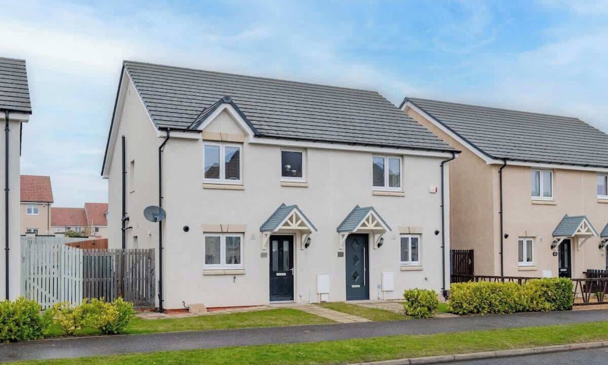 Bonnyrigg House | 3 Bedroom House-Private Parking- by Holiday Homes