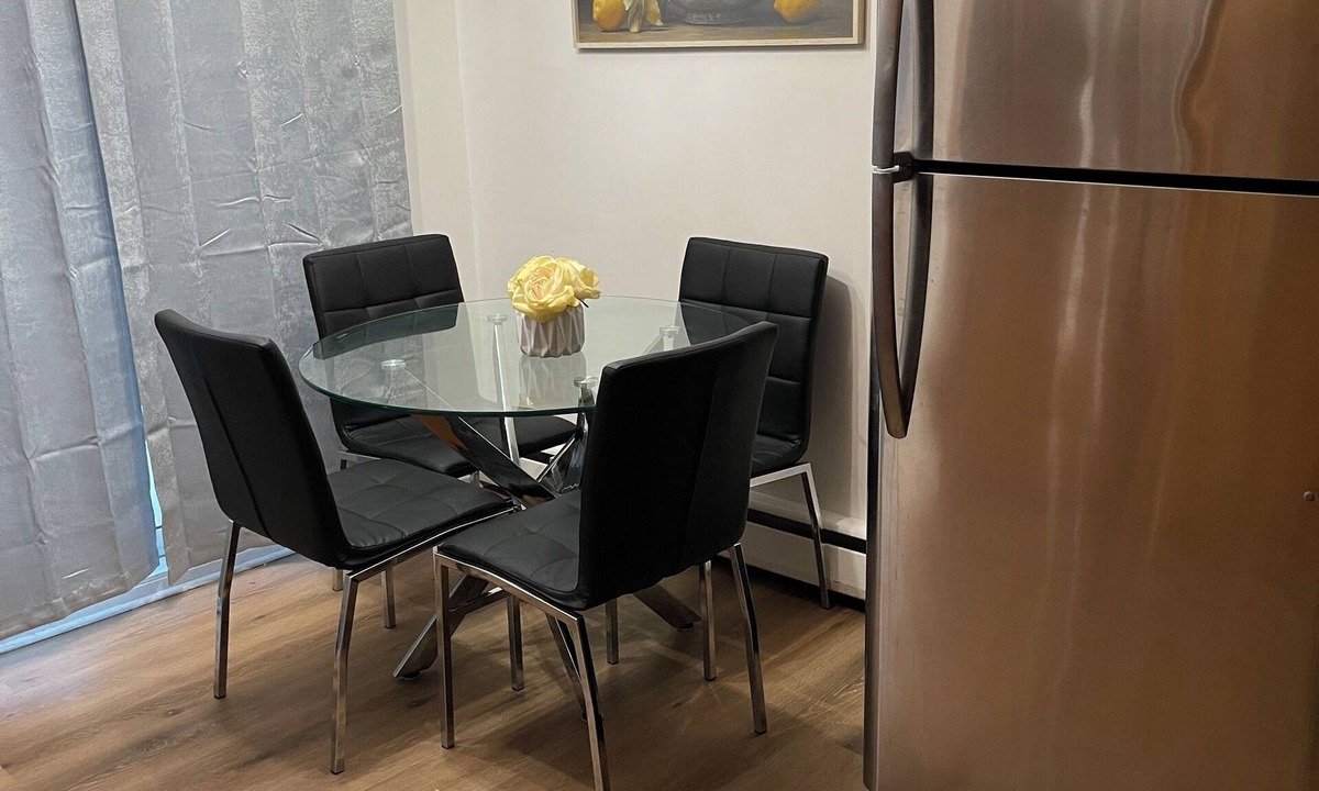 Cornwall House | 3 bedroom House in centre of Cornwall, close to bus stop and restaurants
