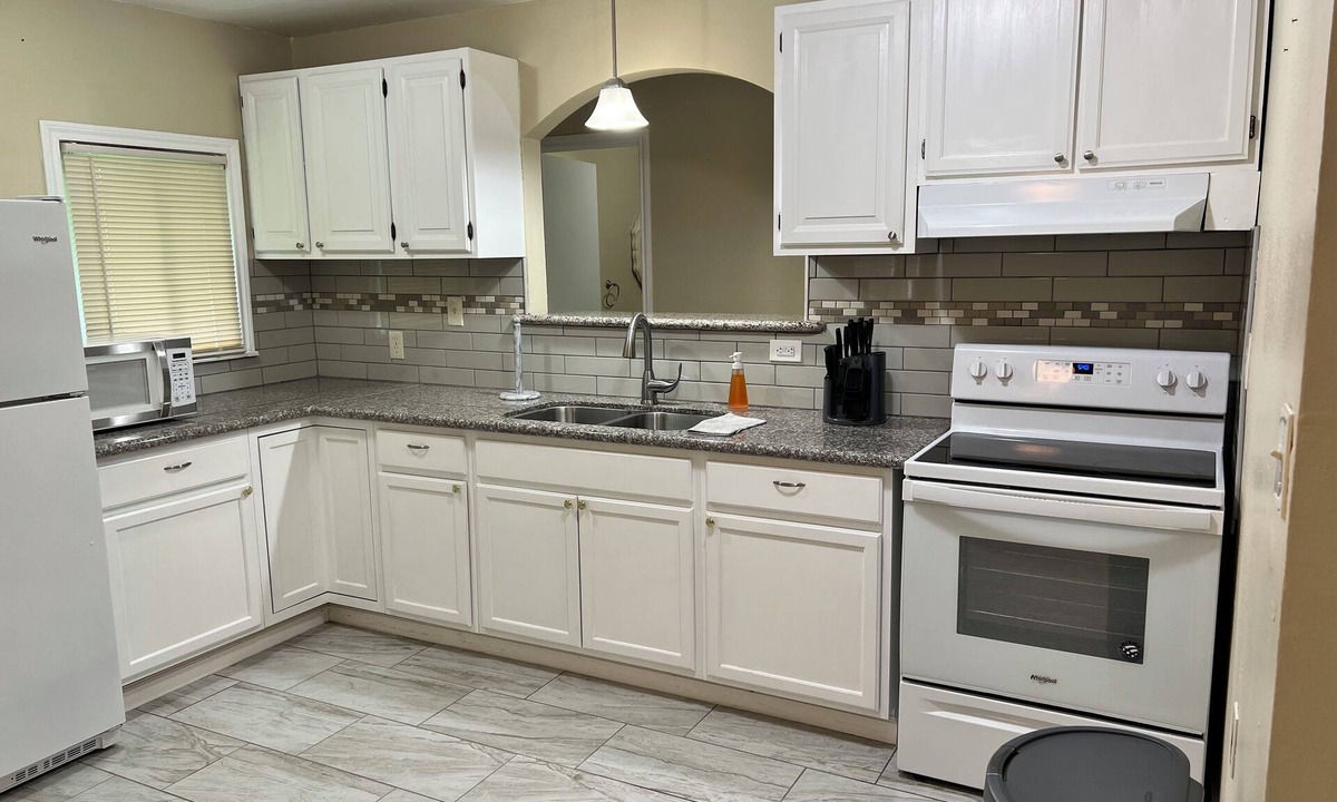 La Marque House | 3-bedroom house in cool La Marque with WiFi, AC