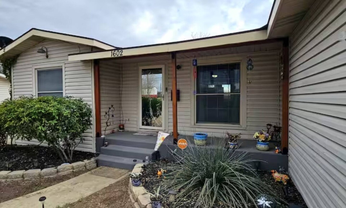 Amistad National Recreational Area House | 3-bedroom house in Delightful Del Rio, Texas with WiFi , AC. Come take a look.