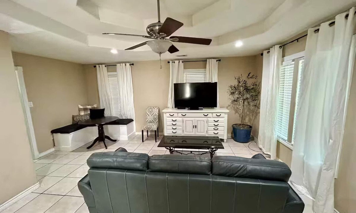 Pasadena House | 3-bedroom house in enchanting Pasadena with cool AC breeze