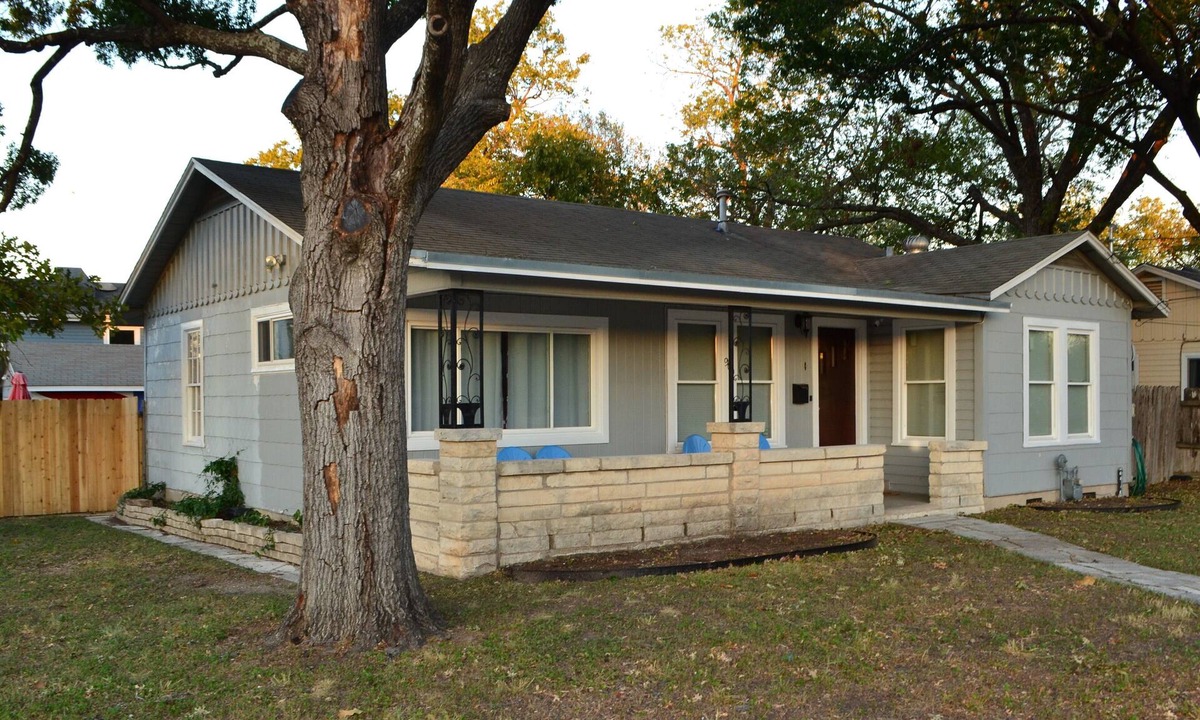 North Loop House | 3-bedroom house in enjoyable Austin with WiFi, AC