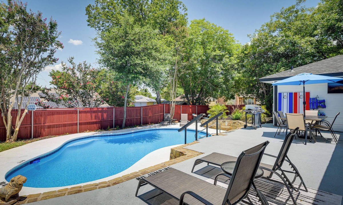 Bedford House | 3-bedroom house in lovely Bedford with oasis pool and cool AC and comfort