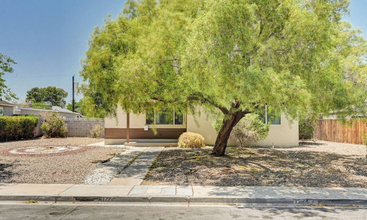 Rancho Oakey House | 3-bedroom house in marvelous Las Vegas with AC, WiFi. Enjoy your stay