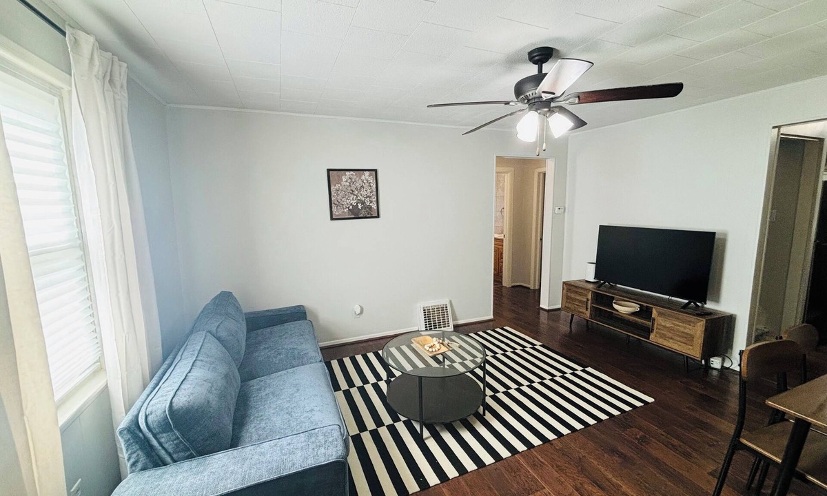Muncie House | 3-bedroom house in Muncie - 0.5 mile from BSU