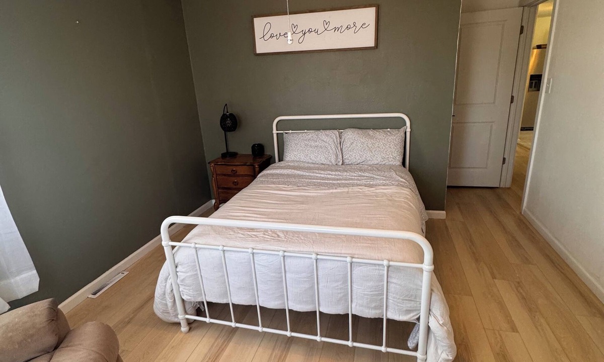 Berwick House | 3-bedroom house in peaceful Des Moines with WiFi, AC cat/dogs allowed