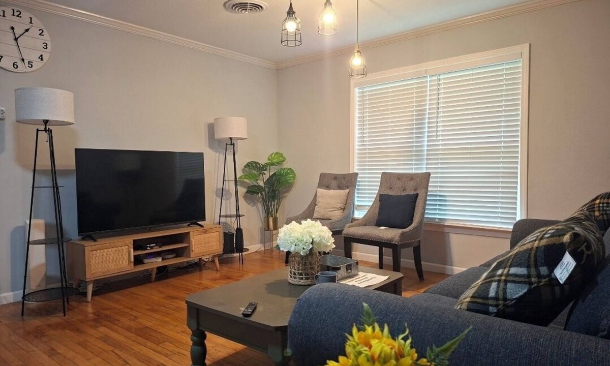 Beaumont House | 3-bedroom house in superb Beaumont with cool AC and comfort
