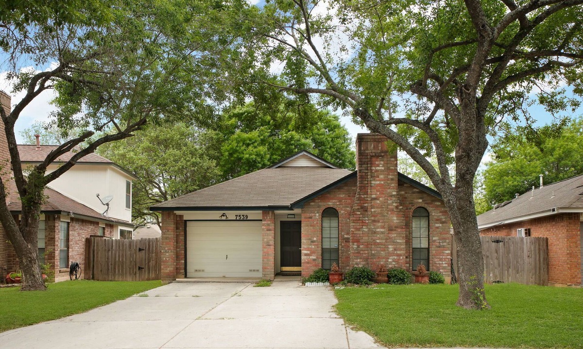Wetmore House | 3-bedroom house in peaceful San Antonio with WiFi, AC