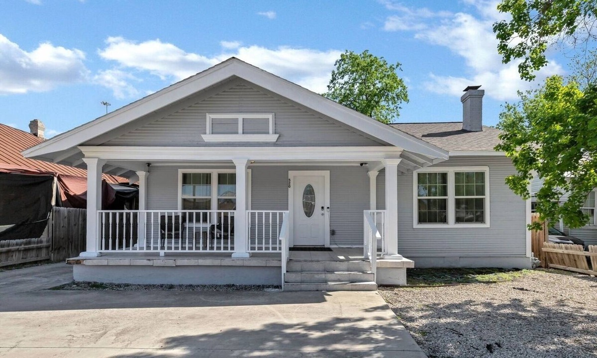 Woodlawn Lake House | 3-bedroom house in central San Antonio with AC for comfort