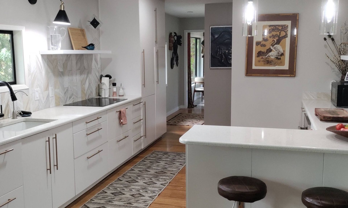 Carrolls House | 3-bedroom house in welcoming Kalama with AC, fitness room. Start your getaway