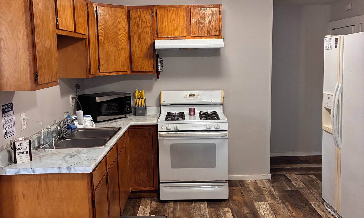 Racine House | 3-bedroom house ~ Pro Cleaned - Work & Family Friendly