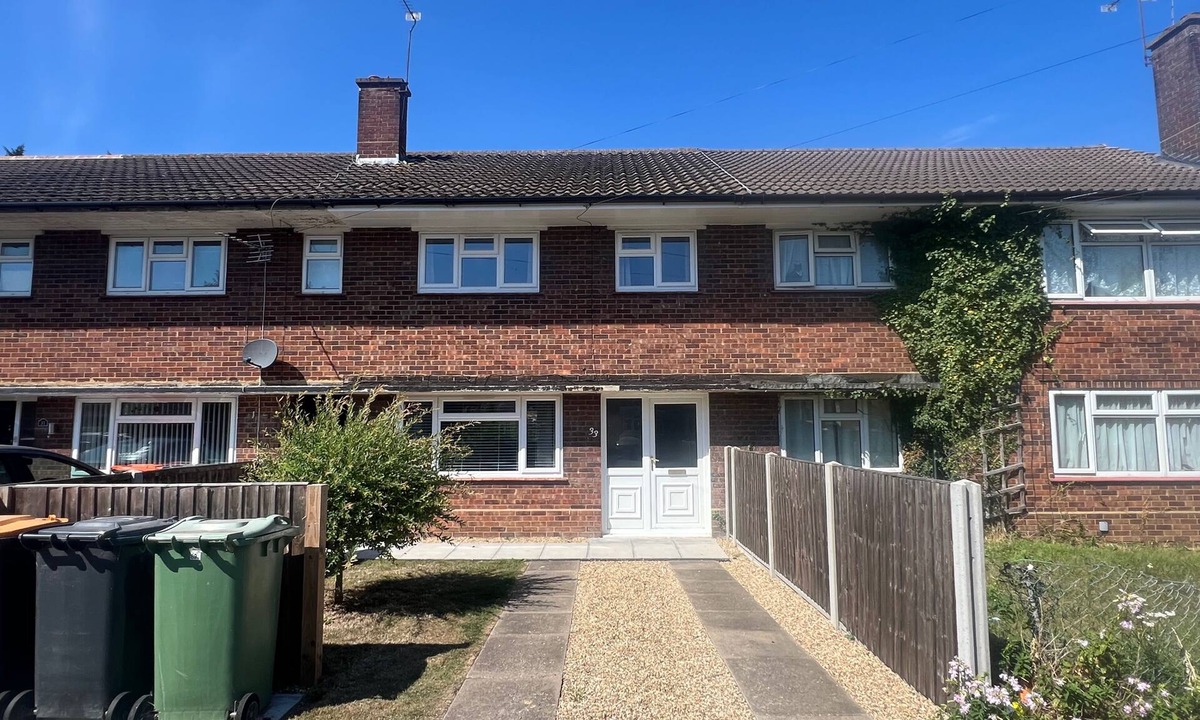 Dunstable House | 3 Bedroom House - Sleeps 5 & Free Parking