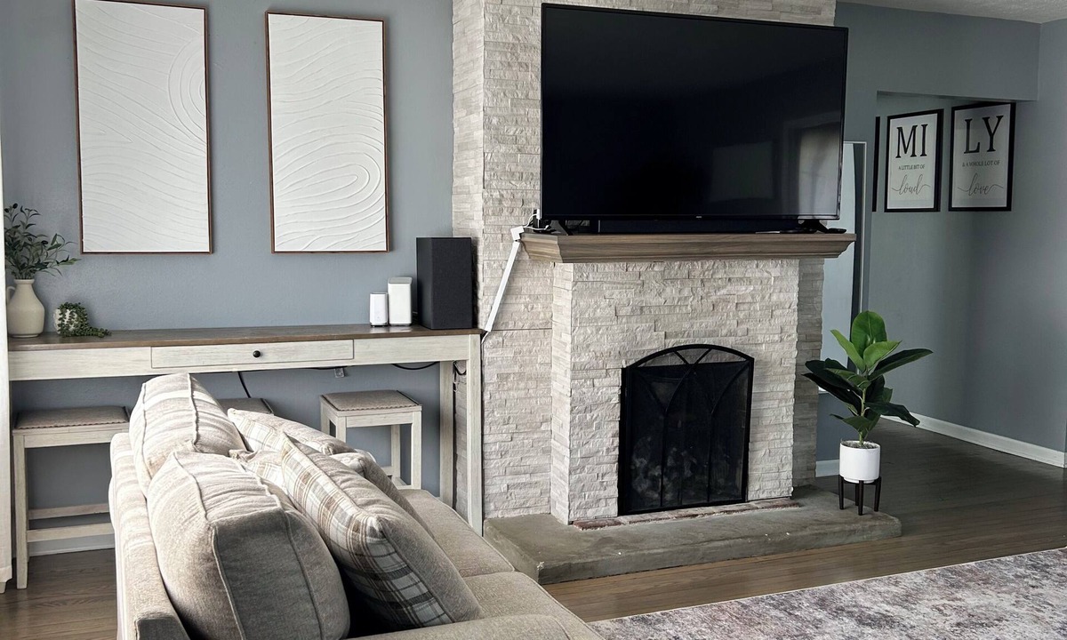 North Chicago House | 3-bedroom house with AC in North Chicago located near Naval Base