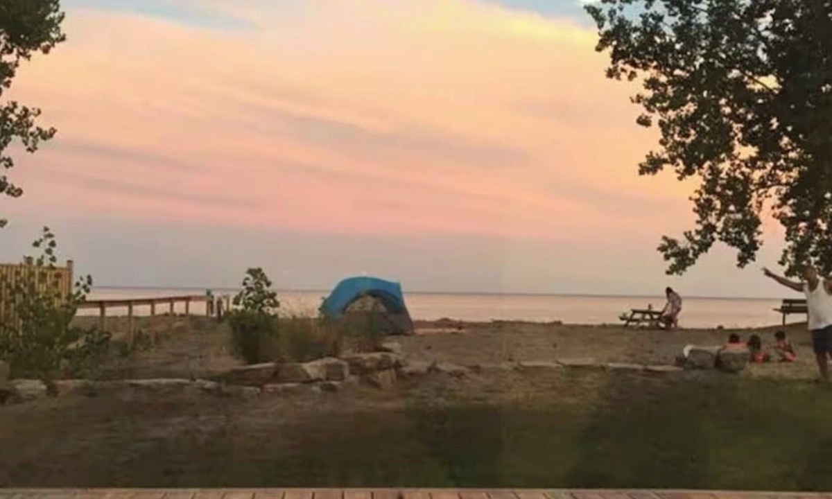 Long Point Cottage | 3 bedroom lakefront cottage sleeps 9