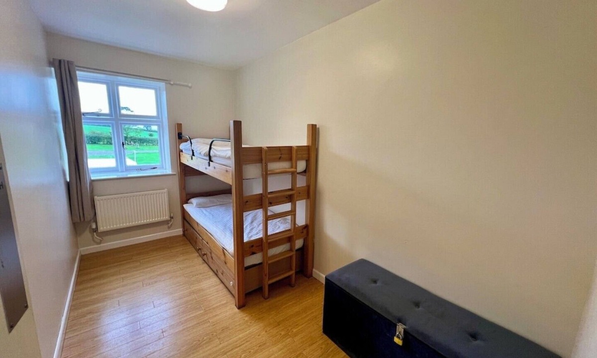 Exmouth Cabin | 3 Bedroom lodge style accommodation, Sleeps 14 with a large kitchen/dinner