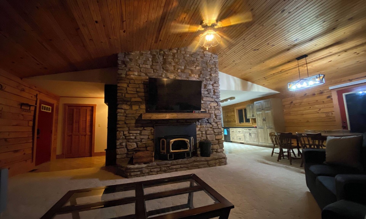 Vienna House | 3 Bedroom Log Home located near Vienna Illinois ~ NO CLEANING FEE ~