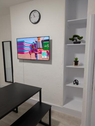 Tottenham Green Apartment | 3 bedroom London with Garden near Tube Station