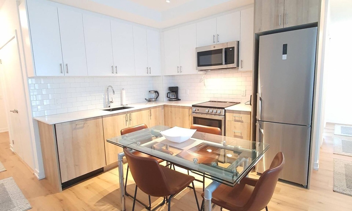 The Queensway Condo | 3 bedroom Modern Condo Bright Great Location + Gym