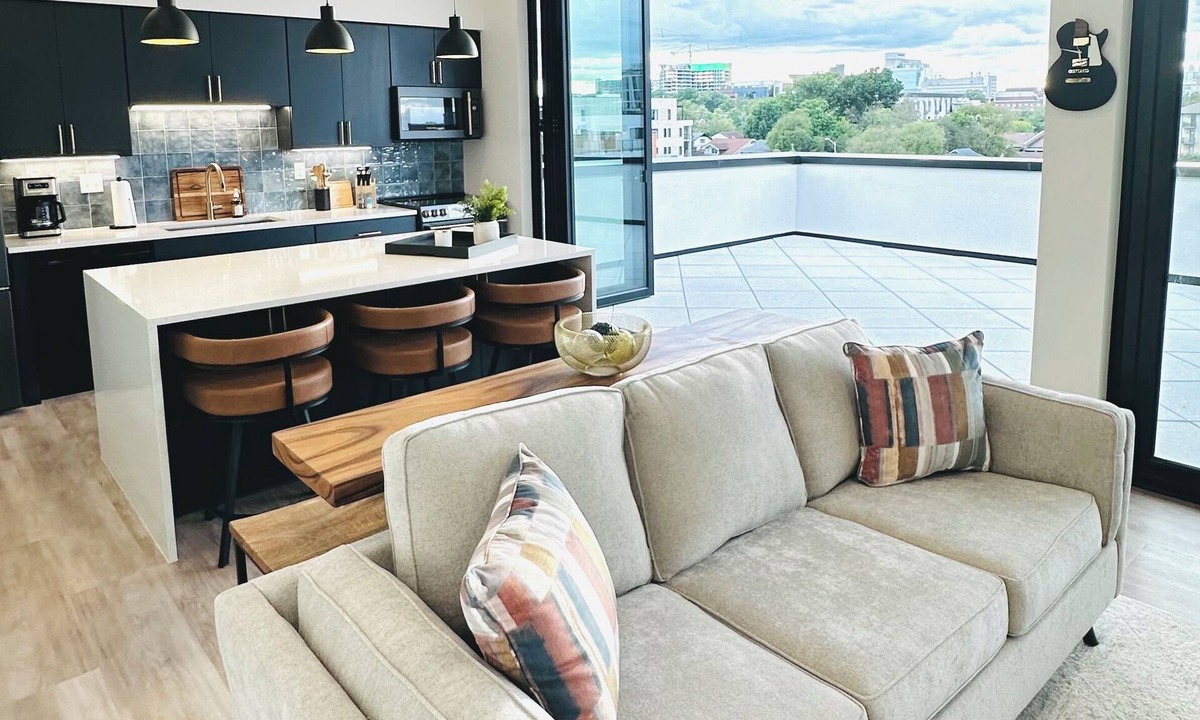 Music Row Apartment | 3-bedroom Penthouse with Pool and Private Balcony on Music Row