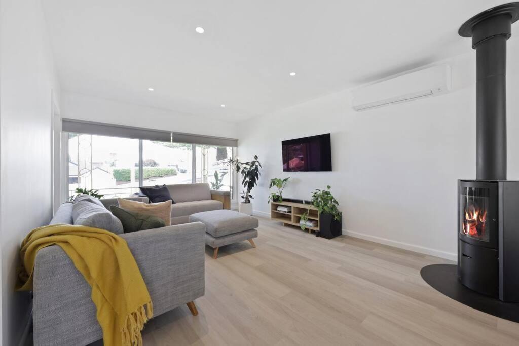 Warrnambool House | 3 bedroom, pet friendly home CBD