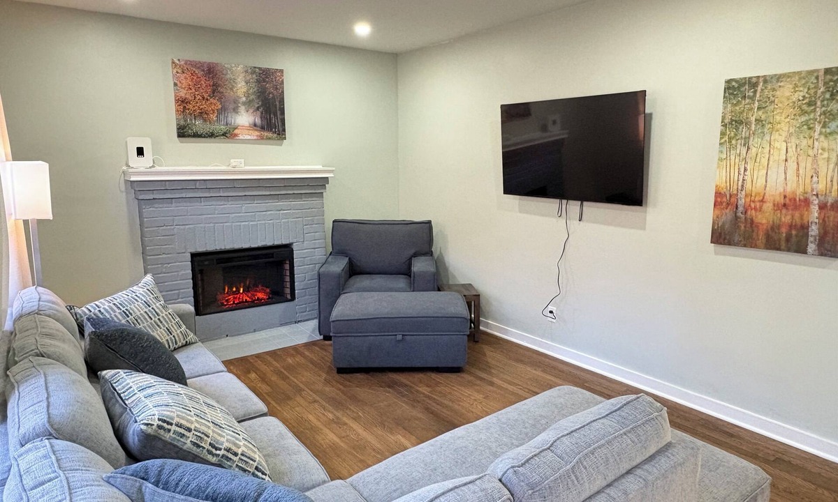 Triangle House | 3-bedroom Queen & King Beds 2 Bath 5 minutes to Quantico I95 Top Level of SFH